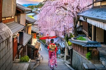 Eine Frau spaziert durch die Straßen von Kyoto