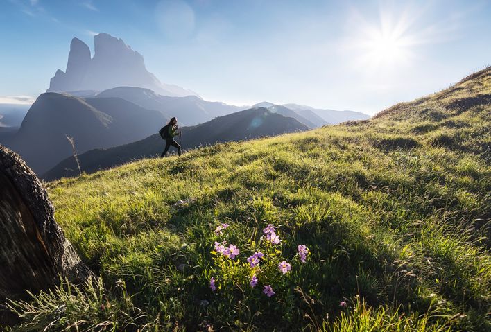 Frau beim Wandern in den Bergen