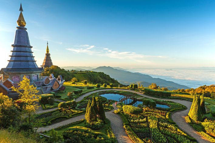 Doi Inthanon Nationalpark mit Tempelanlage auf dem Berg bei Sonnenuntergang