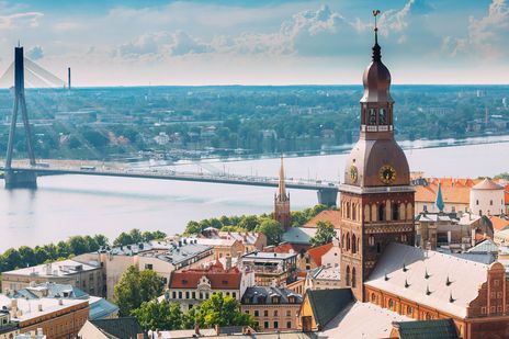 Blick über Riga mit Dom, Altstadt und Flusslandschaft im Hintergrund