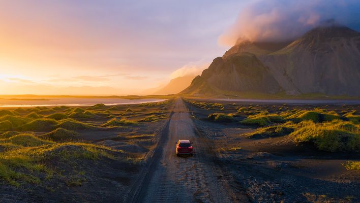 Mietwagen bei Sonnenuntergang