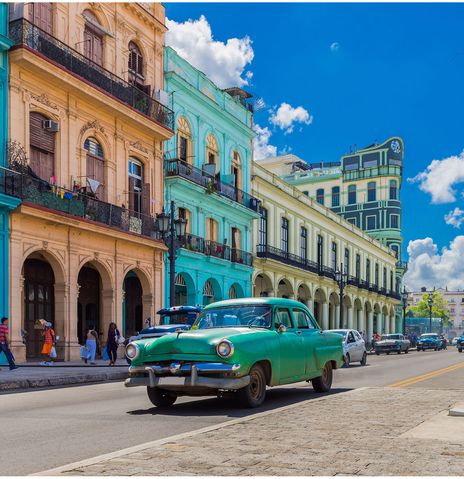 Bunte Häuser in Havanna mit Oldtimer