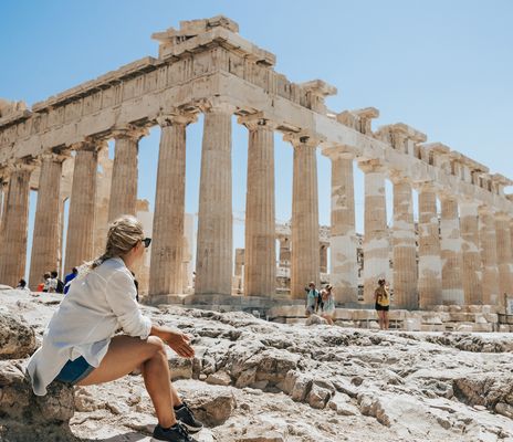 Frau vor Akropolis in Athen