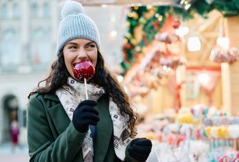 Frau auf einem Weihnachtsmarkt