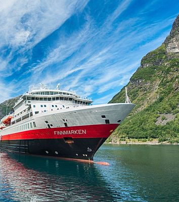 MS Finnmarken von Hurtigruten auf See