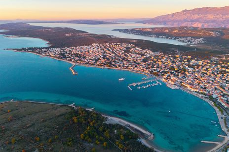 Luftaufnahme der Insel Pag in Kroatien mit Blick auf die Küste, türkisblaues Meer und die Stadt am Wasser