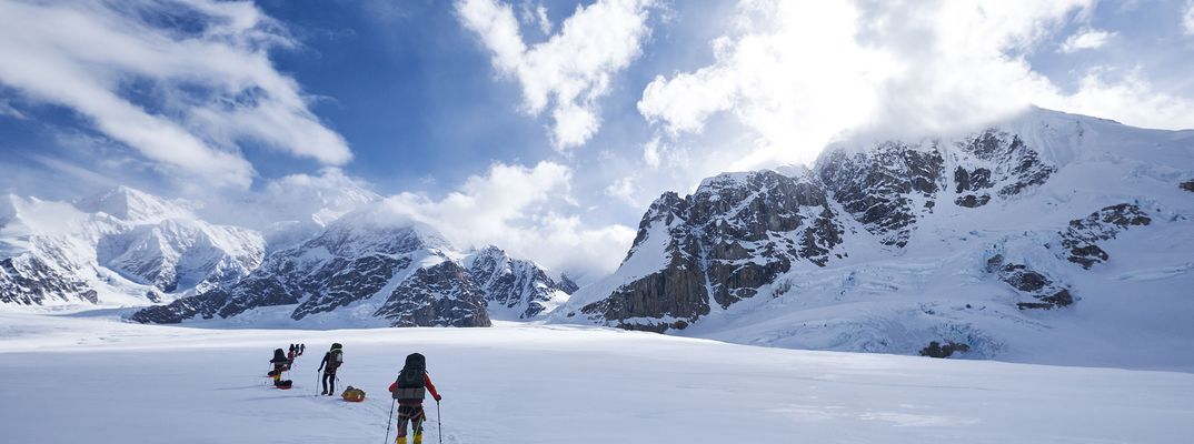 Wanderer auf dem schneebedeckten Gipfel des Mount McKinley in Alaska