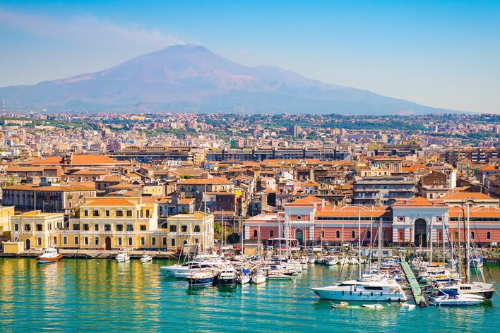 Stadtansicht von Catania mit Hafen und Ätna im Hintergrund