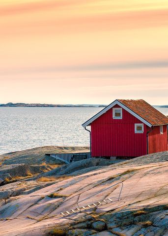 Rotes Haus an der Küste von Schweden