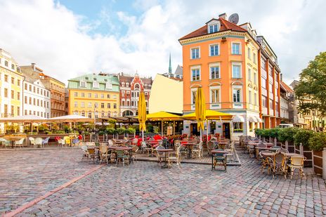 Altstadt von Riga mit bunten Häusern, Cafés und einem belebtem Marktplatz