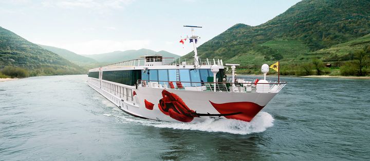 A-ROSA Schiff Viva auf einem Fluss zwischen Bergen