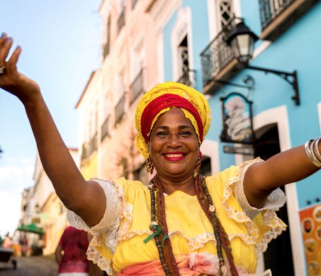 Frau mit brasilianischer traditioneller Kleidung