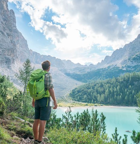 Wanderer am Alpensee in Italien beim Trekking