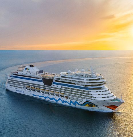 Schiff AIDAblu bei Sonnenuntergang