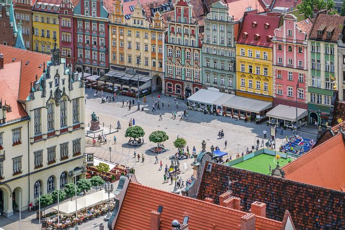 Marktplatz in Breslau mit bunten Bürgerhäusern, Cafés und lebendiger Atmosphäre
