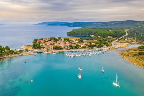Luftaufnahme von einem kleinen Yachthafen auf der Insel Cres
