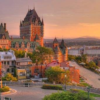 Abendblick auf Quebec City mit beleuchteter Altstadt und Fluss