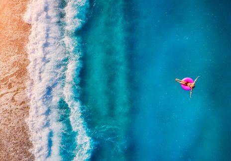 Frau auf Schwimmring im Meer