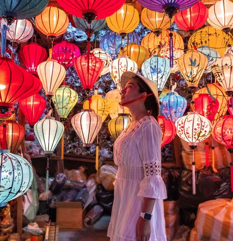 Frau mit Laternen auf Markt in Vietnam