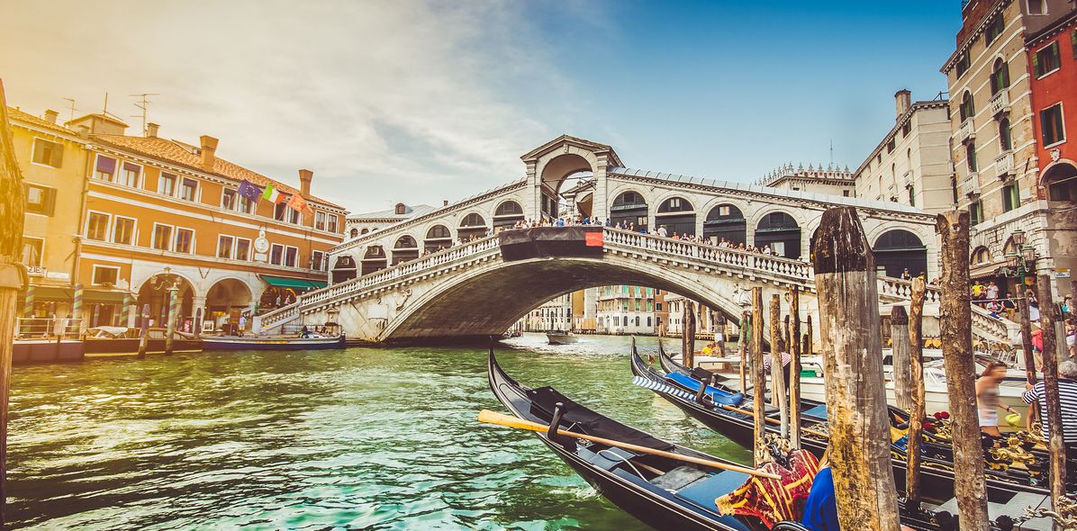 Brücke und Boote in Venedig