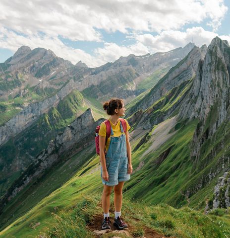 Frau in den Schweizer Bergen