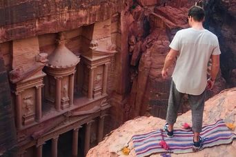 Kollege Sören steht oberhalb der Felsenstadt Petra in Jordanien