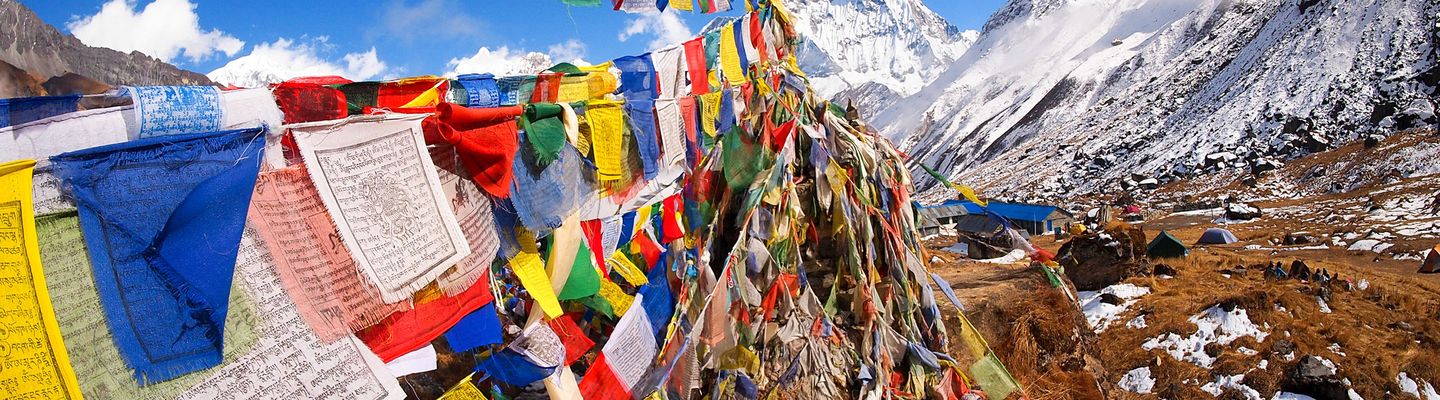 Gebetsfahnen entlang eines Bergpfads nahe dem Mount Everest