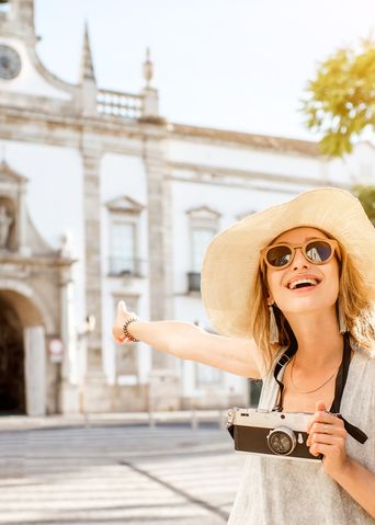 Frau mit einer Kamera in Faro an der Algarve