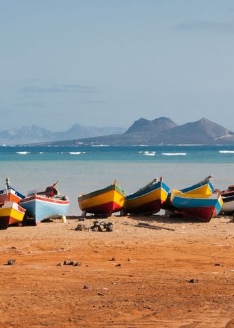 Bunte Fischerboote am Strand von Mindelo auf São Vicente, Kap Verde