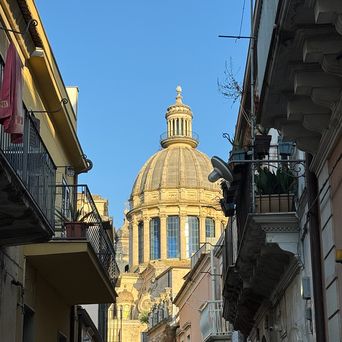 Blick auf Ragusa mit barocker Architektur und Kuppel