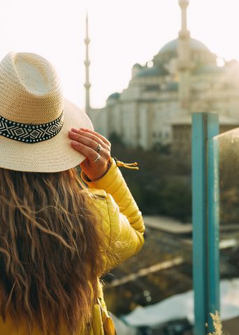 Alleinreisende Frau vor der Hagia Sophia in Istanbul 