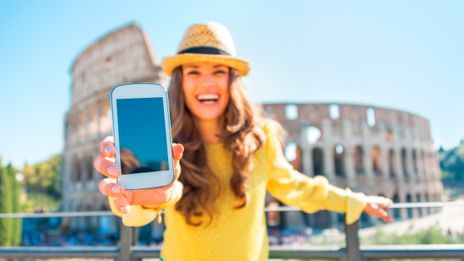 Frau mit Handy in Rom 