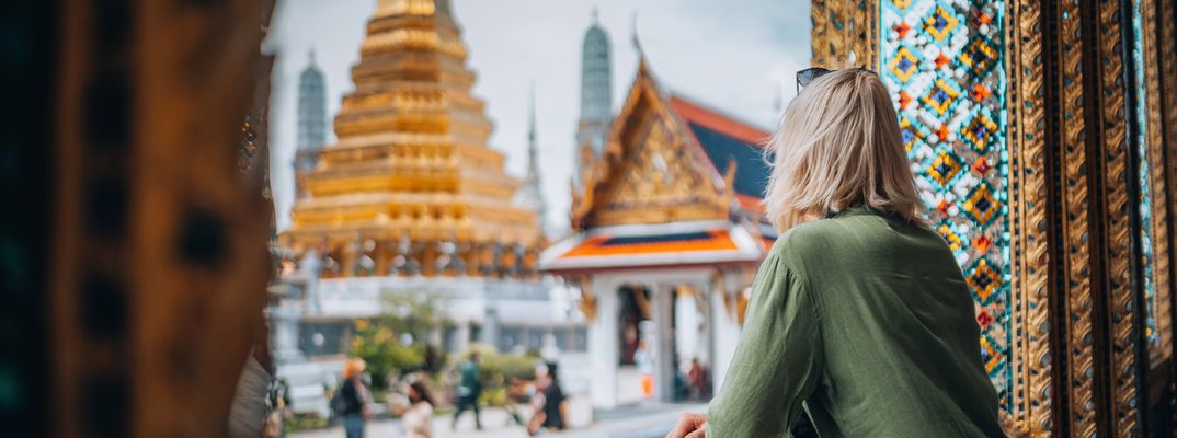 Frau fotografiert sich auf Boot in Vietnam