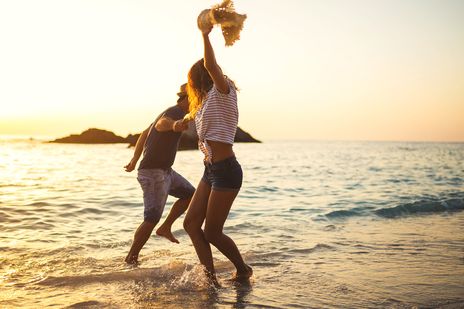 Paar tanzt im Meer