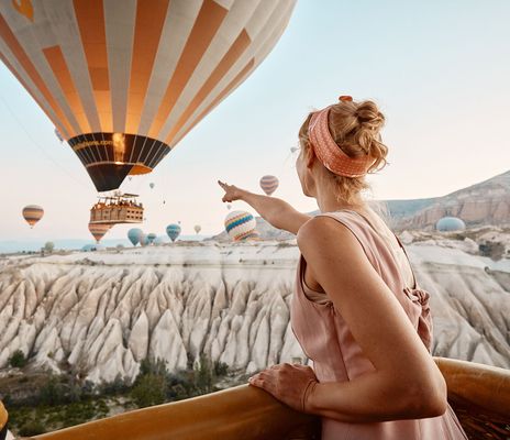 Frau im Heißluftballon in Kappadokien