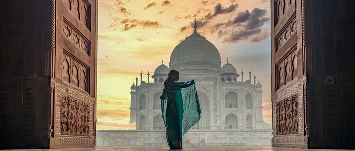 Frau vor dem Taj Mahal in Agra, Indien