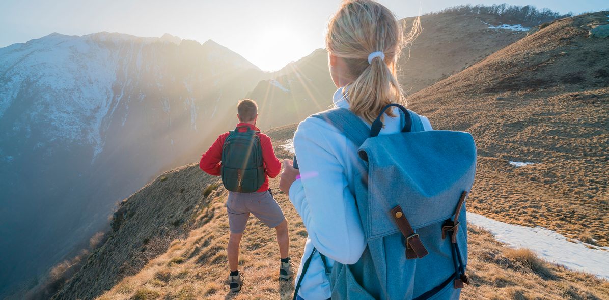 Paar beim Wandern in den Bergen
