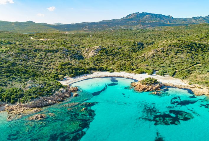 Bucht an der Costa Smeralda mit türkisfarbenem Wasser