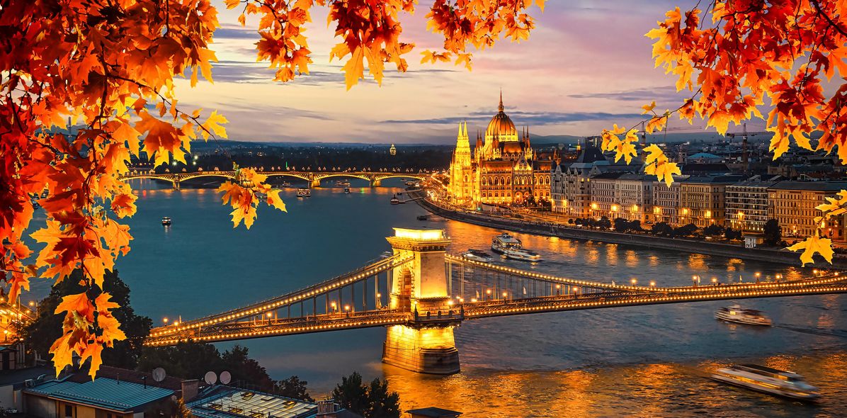 Blick auf die Stadt Budapest an einem Abend im Herbst