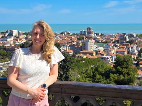 Unsere Mitarbeiterin Moni am Aussichtspunkt Belvedere in der Altstadt von Giulianova, Abruzzen, Italien