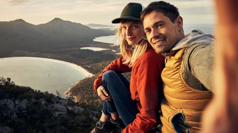 Fröhliches Paar beim Wandern