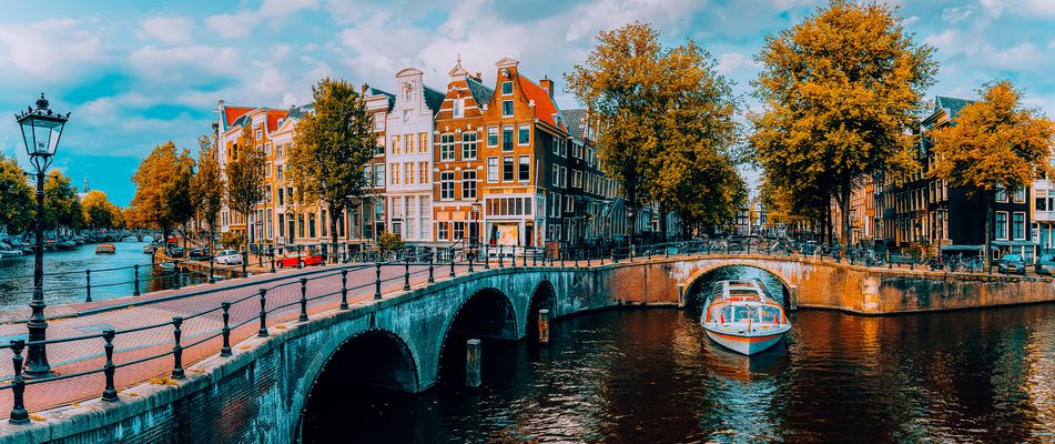 Gracht mit Brücke und Grachtenhäusern in Amsterdam im Herbst