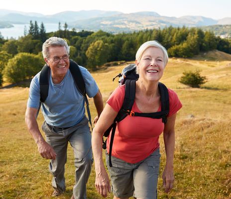 Frau beim Wandern in den Alpen