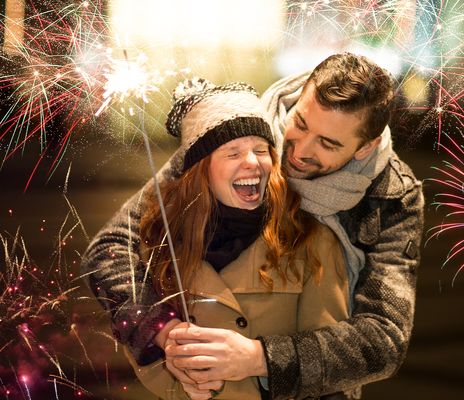 Ein Paar feiert Silvester