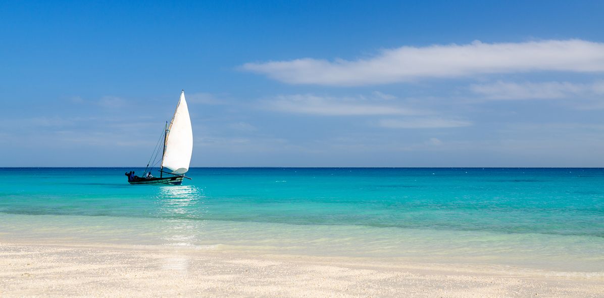 Boot am Strand in Mosambik