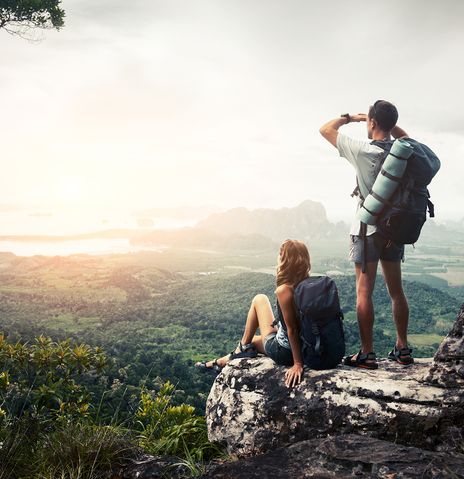 Wanderer auf Felsen mit Blick auf Landschaft