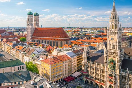 Blick aus der Luft auf den Marienplatz in München 