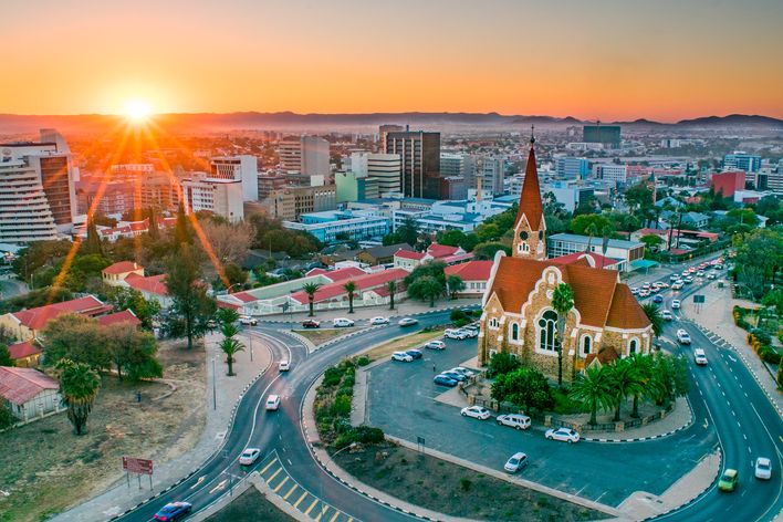 Blick über Windhoek mit der Christuskirche im Zentrum der namibischen Hauptstadt