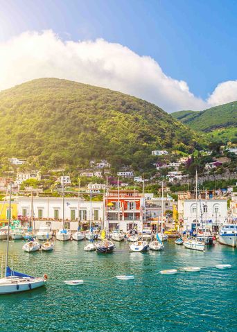 Hafen von Ischia Porto mit vielen Booten, Italien