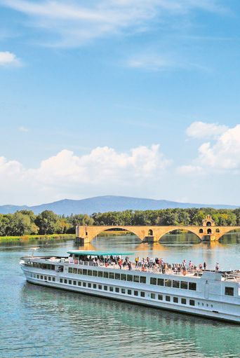 MS Mistral auf dem Fluss